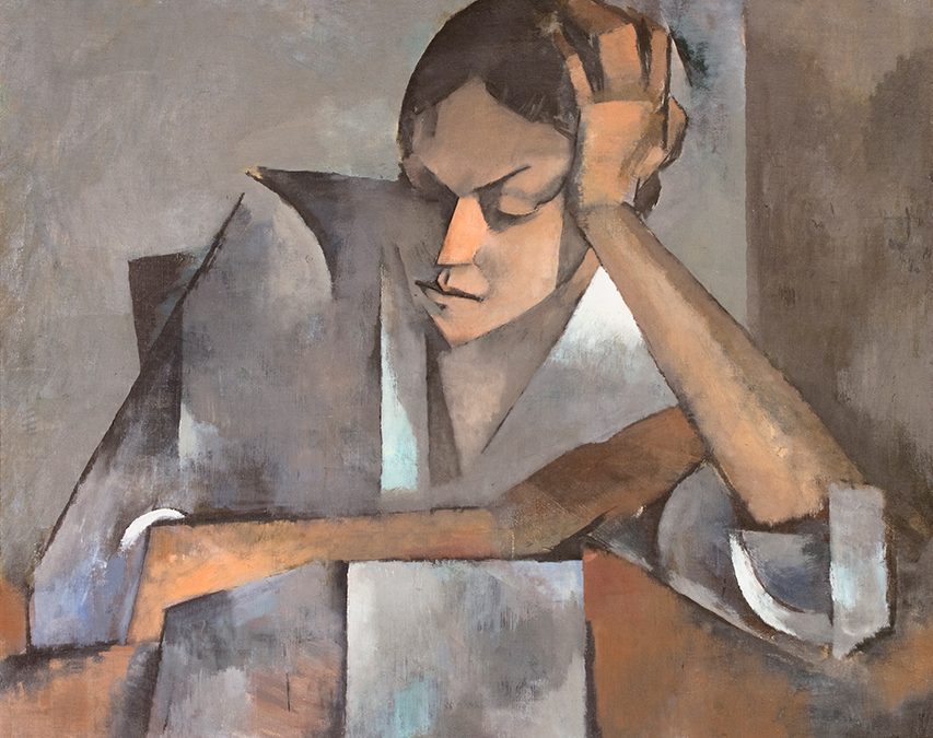 Mujer acodada en mesa