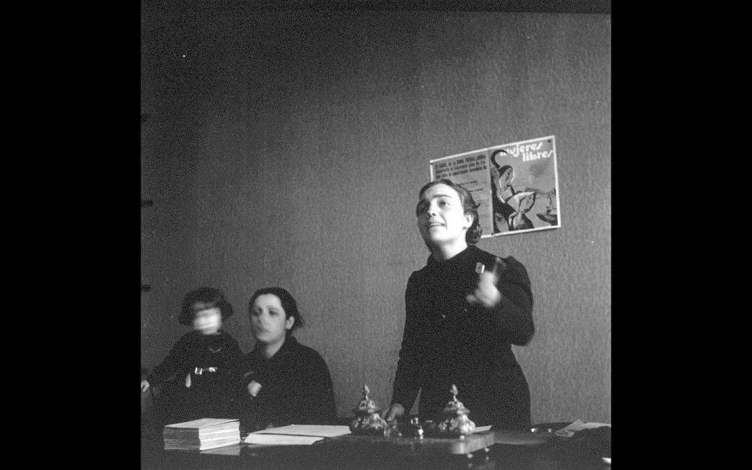 Soledad Storach interviniendo en una reunión en el local de Mujeres Libres