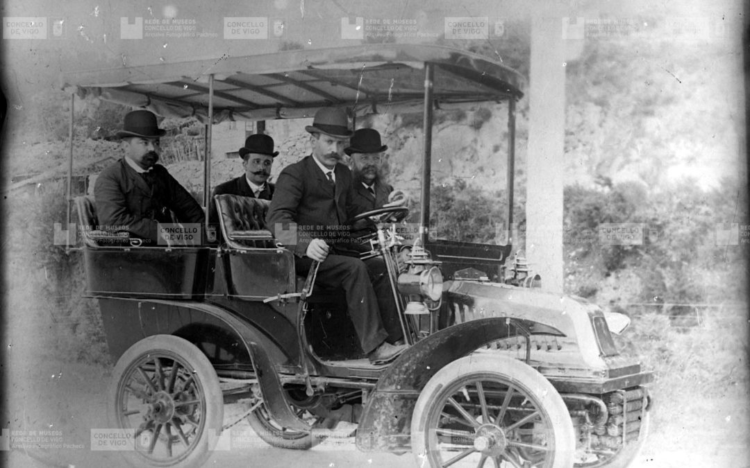 Santiago López estrenando o seu Delahaye francés