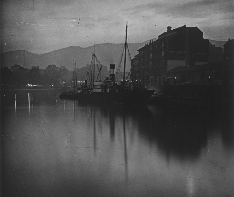 Al anochecer, muelle de Ripa con el edificio de la Salinera, a la derecha