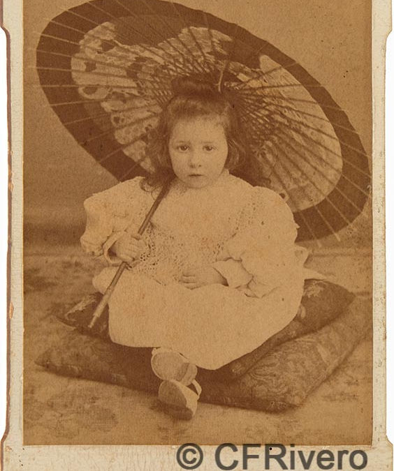 Retrato de niña con sombrilla