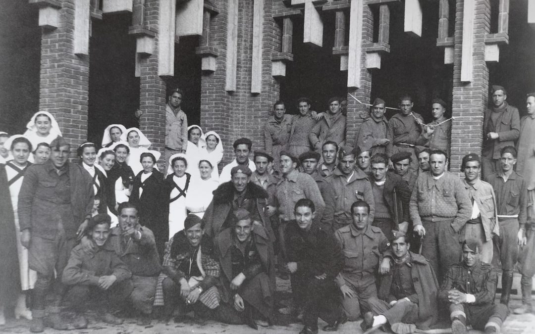 Enfermeras junto a requetés, falangistas, soldados, legionarios y regulares en uno de los claustros del seminario