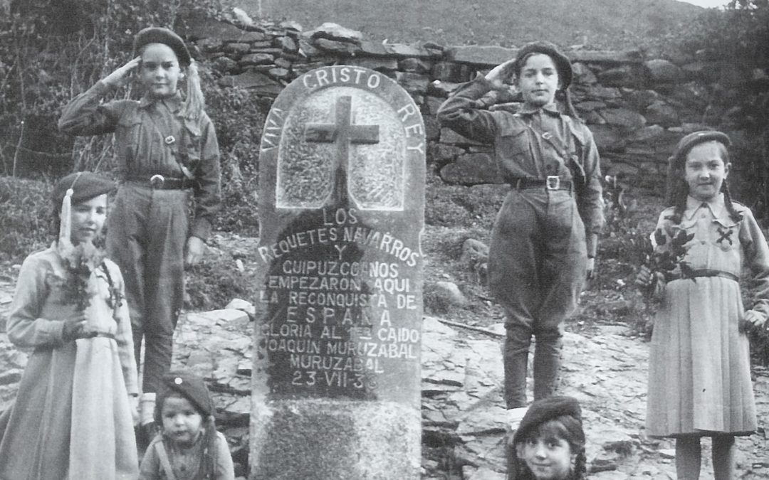 Niños de Leiza junto a la lápida en el lugar donde cayó el requeté Joaquín Muruzábal en Urto, entre Navarra y Guipúzcoa