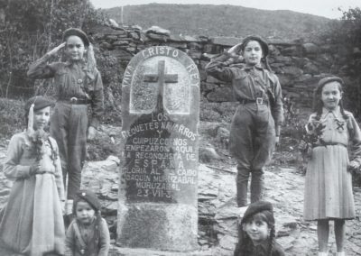 Niños de Leiza junto a la lápida en el lugar donde cayó el requeté Joaquín Muruzábal en Urto, entre Navarra y Guipúzcoa