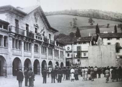 Reposición de los crucifijos y la bandera bicolor en el ayuntamiento de Leiza tras la llegada de los requetés de la Columna Tutor