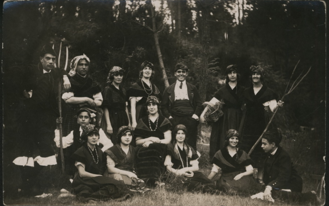 Retrato de grupo de turistas do Balneario de Mondariz con traxes galegos