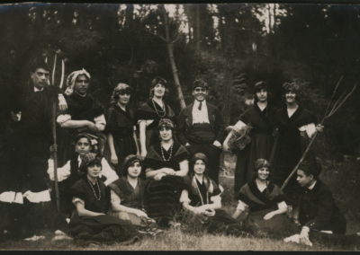 Retrato de grupo de turistas do Balneario de Mondariz con traxes galegos