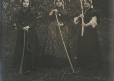 Retrato de tres turistas do Balneario de Mondariz vestidas de galegas