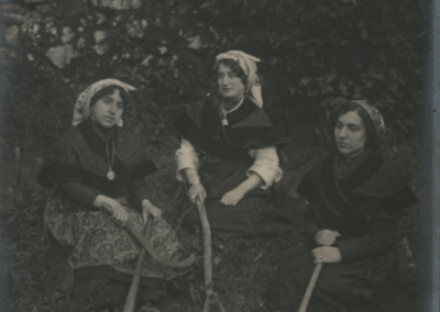 Retrato de tres turistas do Balneario de Mondariz vestidas de galegas