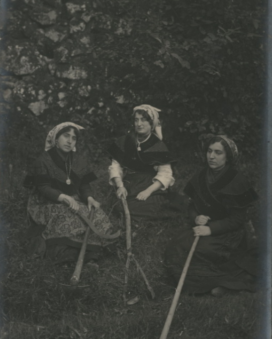 Retrato de tres turistas do Balneario de Mondariz vestidas de galegas