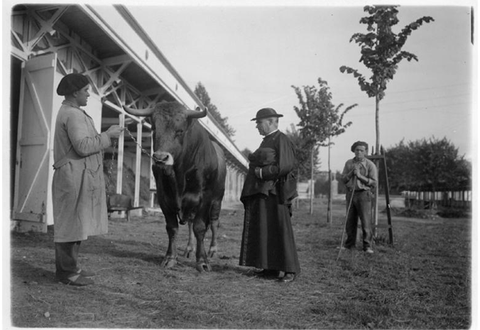 Retrato del sacerdote Cuevas en la exposición agropecuaria de Las Meanas